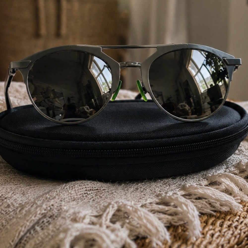 Uniisex Silver Metal Sunglasses with Dark Lenses and Green Nose Pads